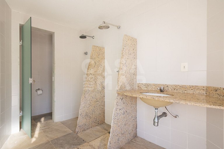 Casa com cinco quartos, piscina e espaço gourmet