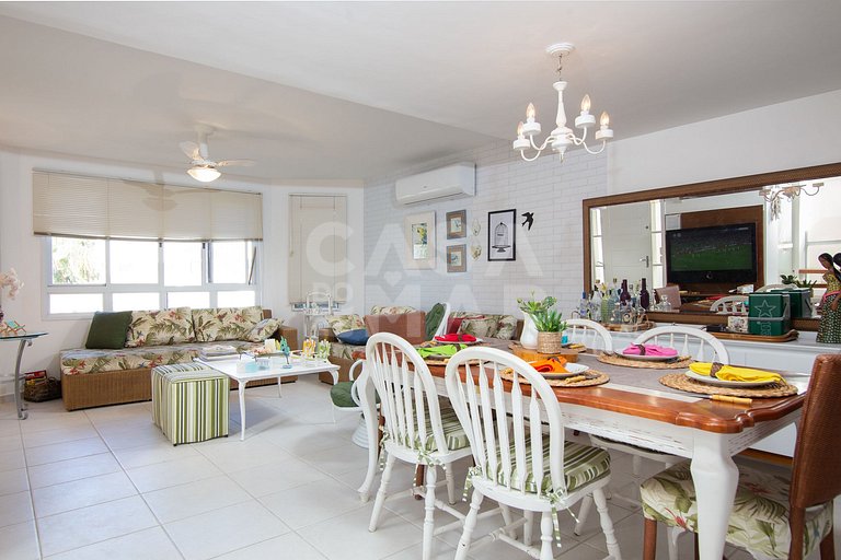 Casa com cinco quartos, piscina e espaço gourmet