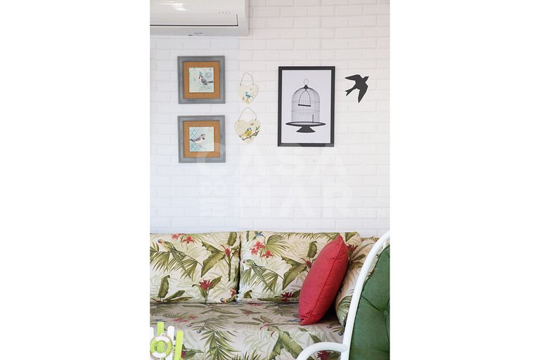 Casa com cinco quartos, piscina e espaço gourmet