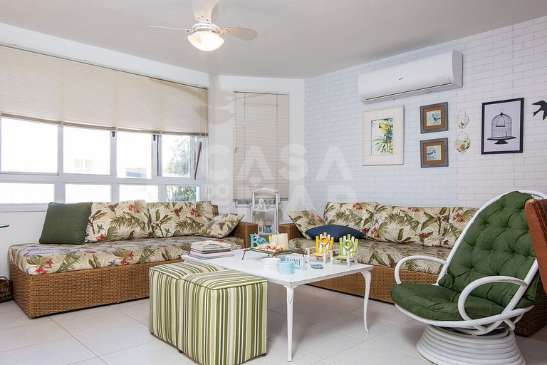 Casa com cinco quartos, piscina e espaço gourmet