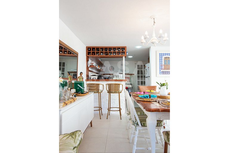 Beautiful house with five bedrooms, in a condominium.