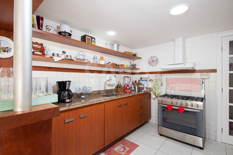 Casa com cinco quartos, piscina e espaço gourmet