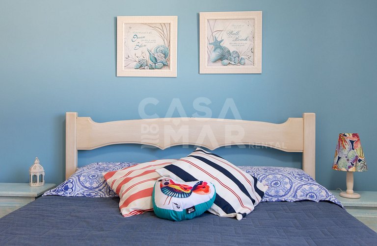 Beautiful house with five bedrooms, in a condominium.