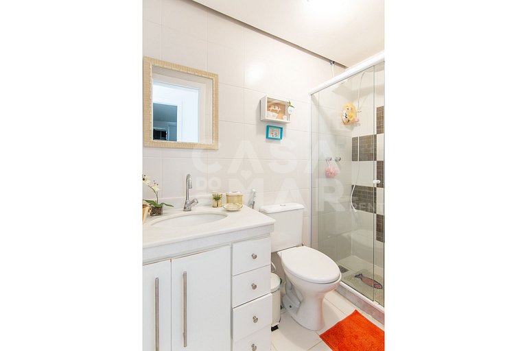 Beautiful house with five bedrooms, in a condominium.