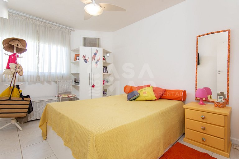Casa com cinco quartos, piscina e espaço gourmet