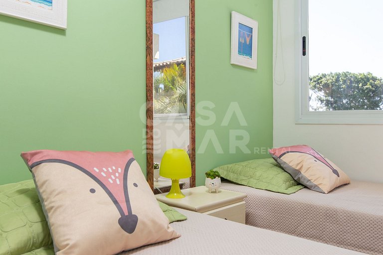 Casa com cinco quartos, piscina e espaço gourmet