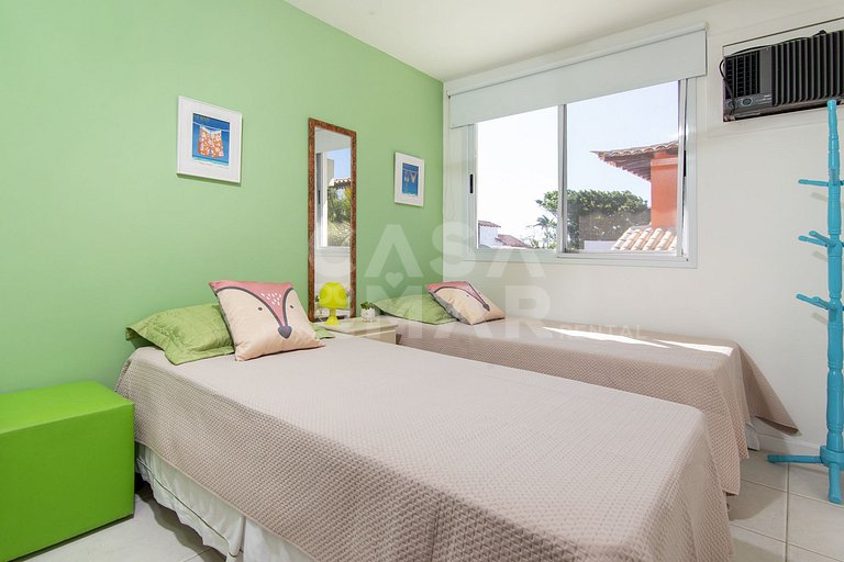Casa com cinco quartos, piscina e espaço gourmet