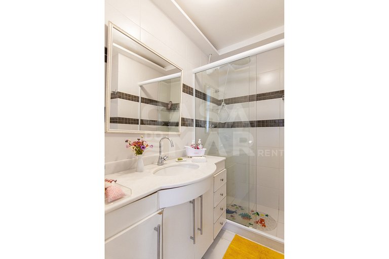 Beautiful house with five bedrooms, in a condominium.