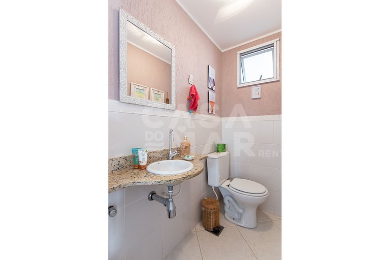 Beautiful house with five bedrooms, in a condominium.