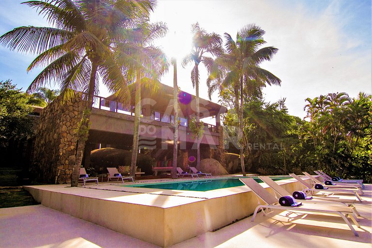Beautiful private island with five spacious suites