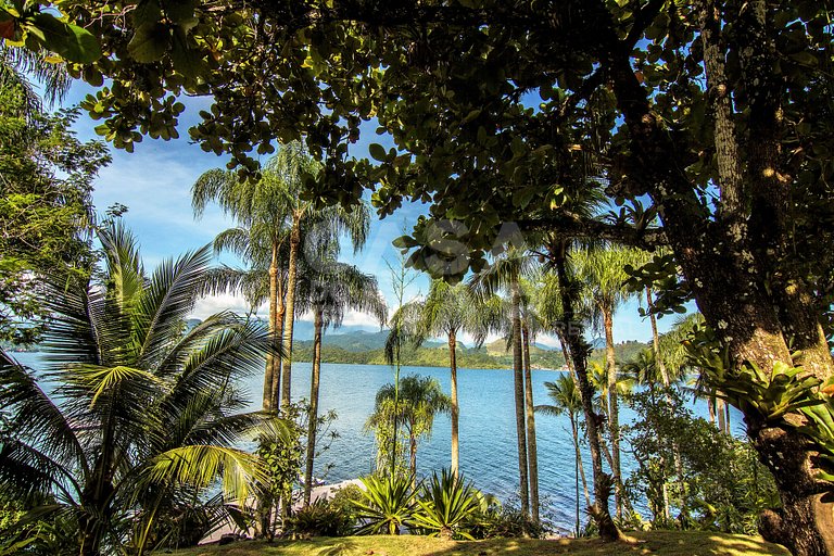 Beautiful private island with five spacious suites