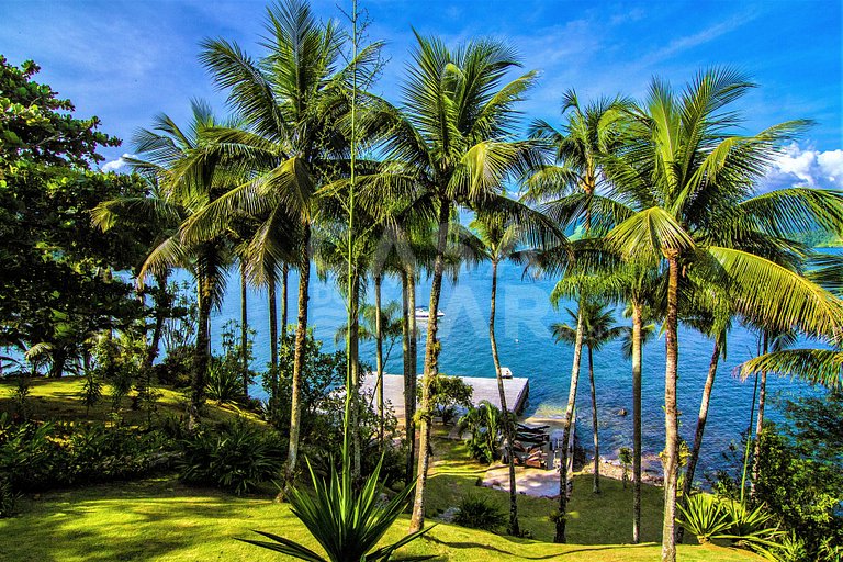 Beautiful private island with five spacious suites