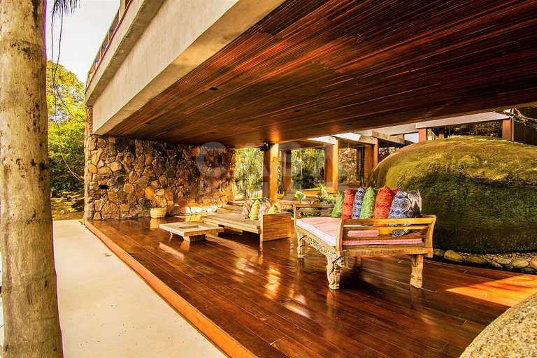 Beautiful private island with five spacious suites
