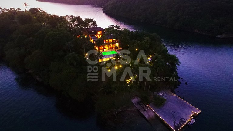 Beautiful private island with five spacious suites