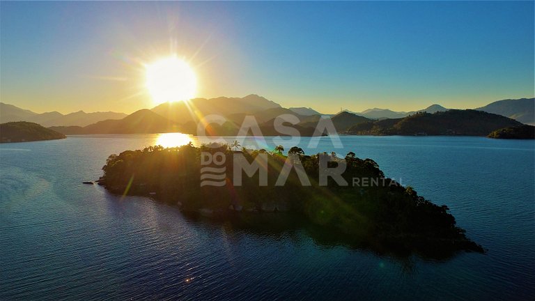 Beautiful private island with five spacious suites