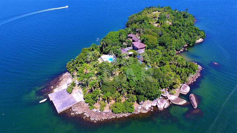 Beautiful private island with five spacious suites