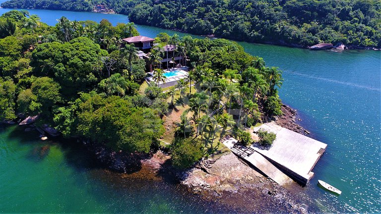 Linda ilha com cinco suítes, e praia privativa