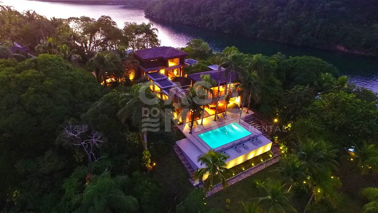 Beautiful private island with five spacious suites