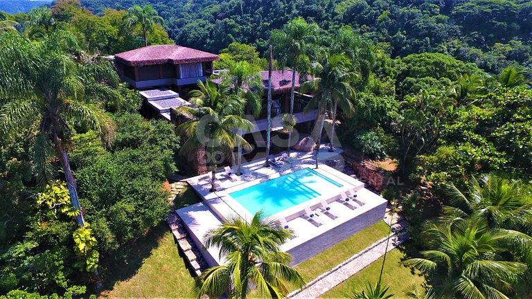 Beautiful private island with five spacious suites
