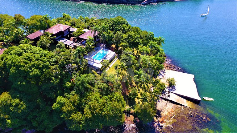Beautiful private island with five spacious suites