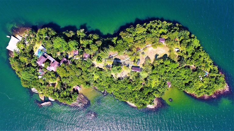 Beautiful private island with five spacious suites