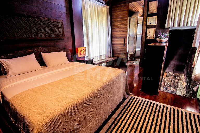 Beautiful private island with five spacious suites