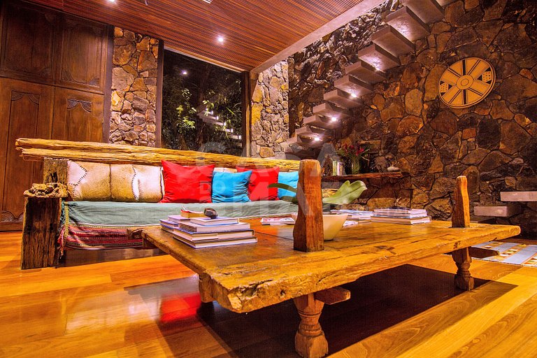 Beautiful private island with five spacious suites