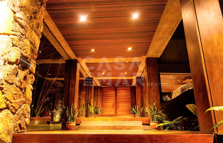 Beautiful private island with five spacious suites
