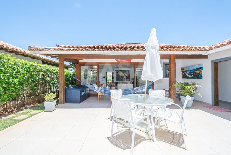 Beautiful house with three suites, in a condominium with com