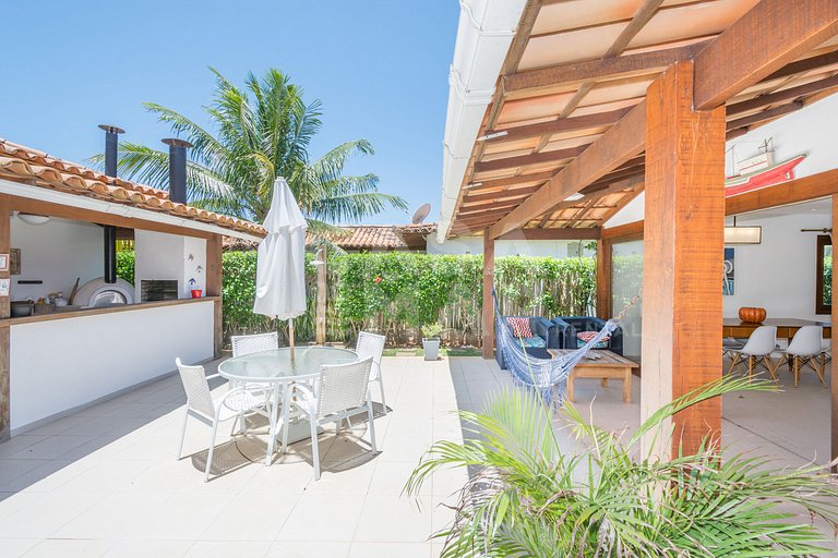 Casa condomínio, três suítes, ar, quadra de tênis