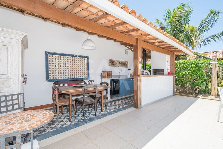 Beautiful house with three suites, in a condominium with com
