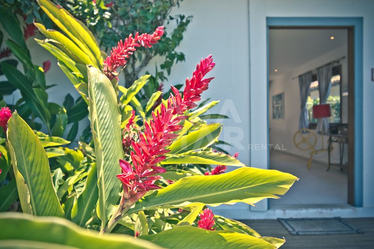 Beautiful house with three suites, in a condominium with com
