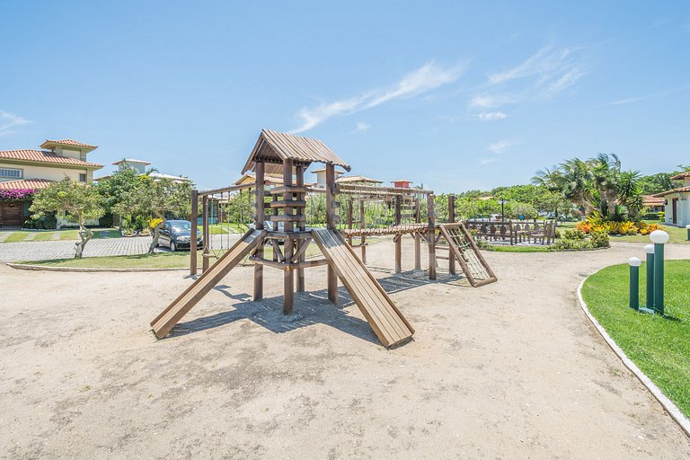 Beautiful house with three suites, in a condominium with com
