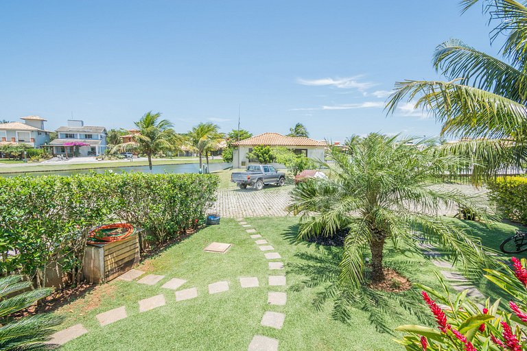 Beautiful house with three suites, in a condominium with com