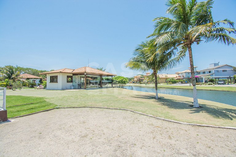 Beautiful house with three suites, in a condominium with com