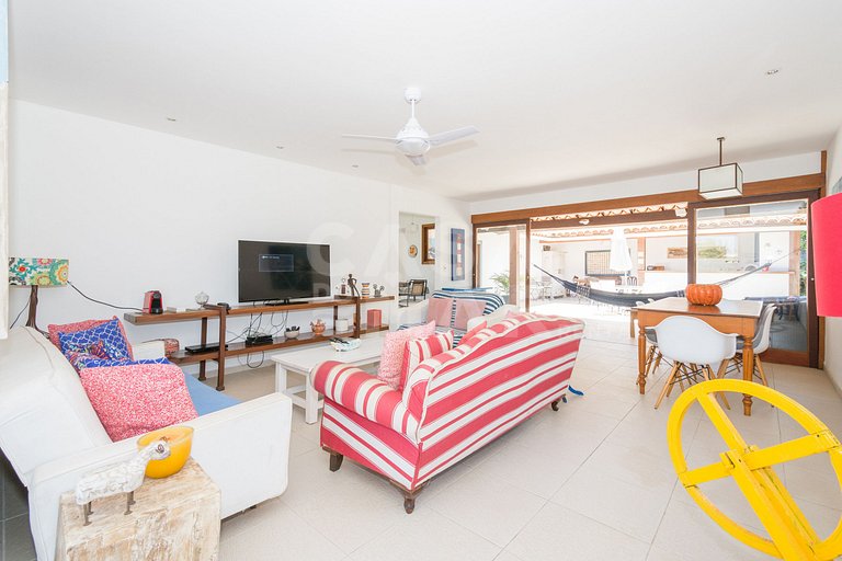 Beautiful house with three suites, in a condominium with com