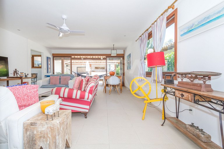 Beautiful house with three suites, in a condominium with com
