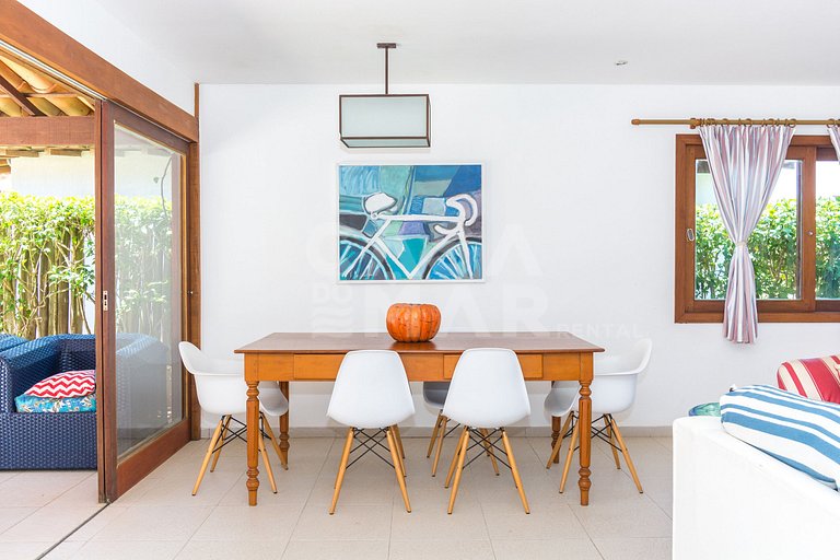 Beautiful house with three suites, in a condominium with com