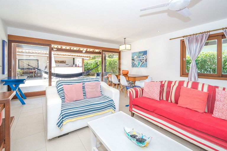 Beautiful house with three suites, in a condominium with com