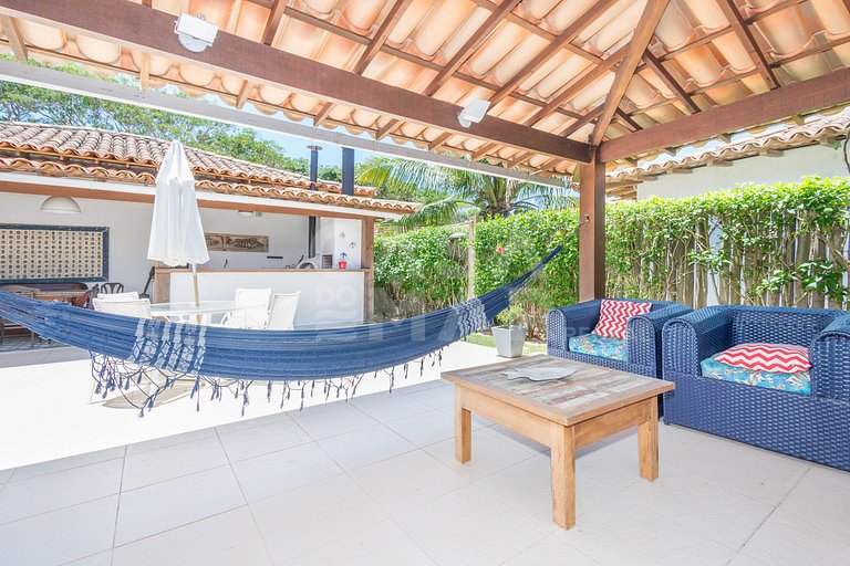 Beautiful house with three suites, in a condominium with com