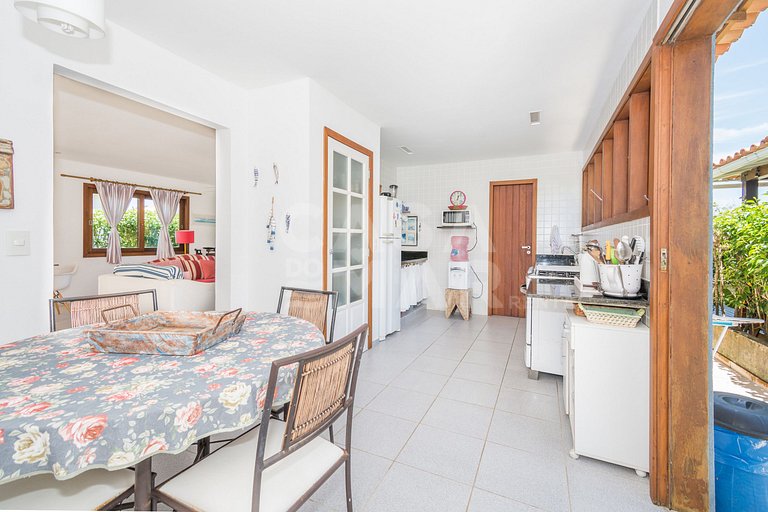 Casa condomínio, três suítes, ar, quadra de tênis