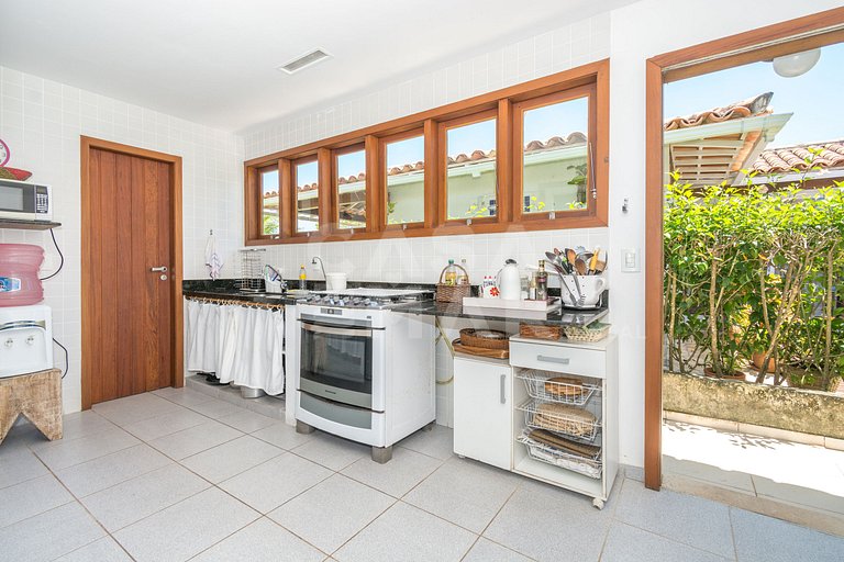 Beautiful house with three suites, in a condominium with com