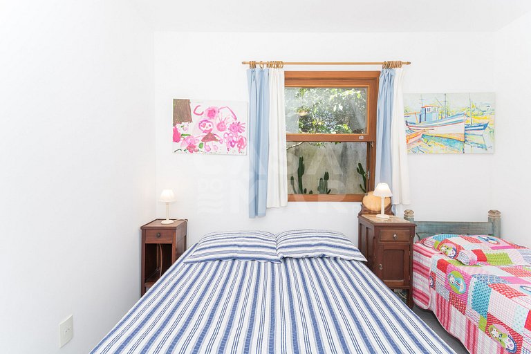 Beautiful house with three suites, in a condominium with com