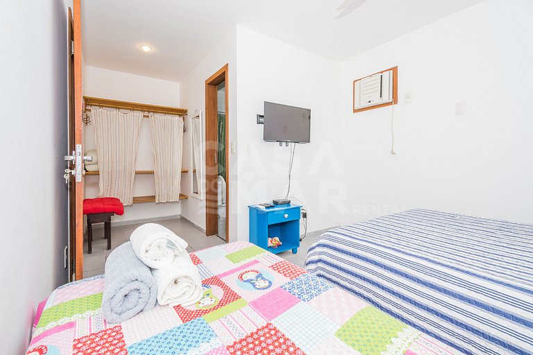 Beautiful house with three suites, in a condominium with com