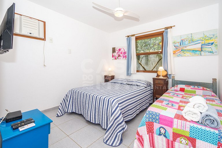 Casa condomínio, três suítes, ar, quadra de tênis