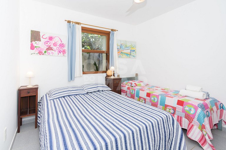 Beautiful house with three suites, in a condominium with com
