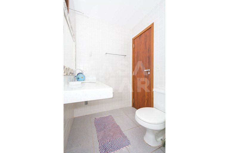 Casa condomínio, três suítes, ar, quadra de tênis
