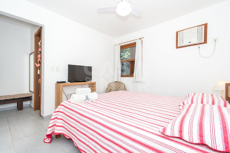 Beautiful house with three suites, in a condominium with com
