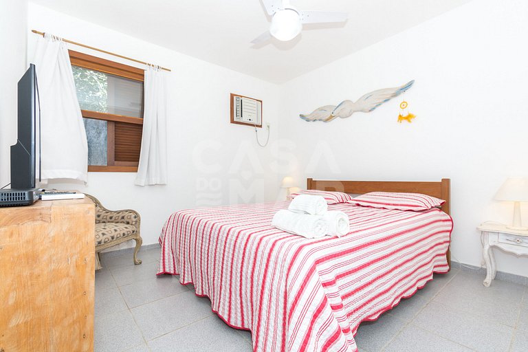 Casa condomínio, três suítes, ar, quadra de tênis