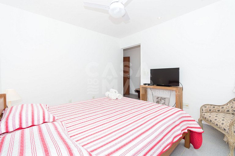 Beautiful house with three suites, in a condominium with com